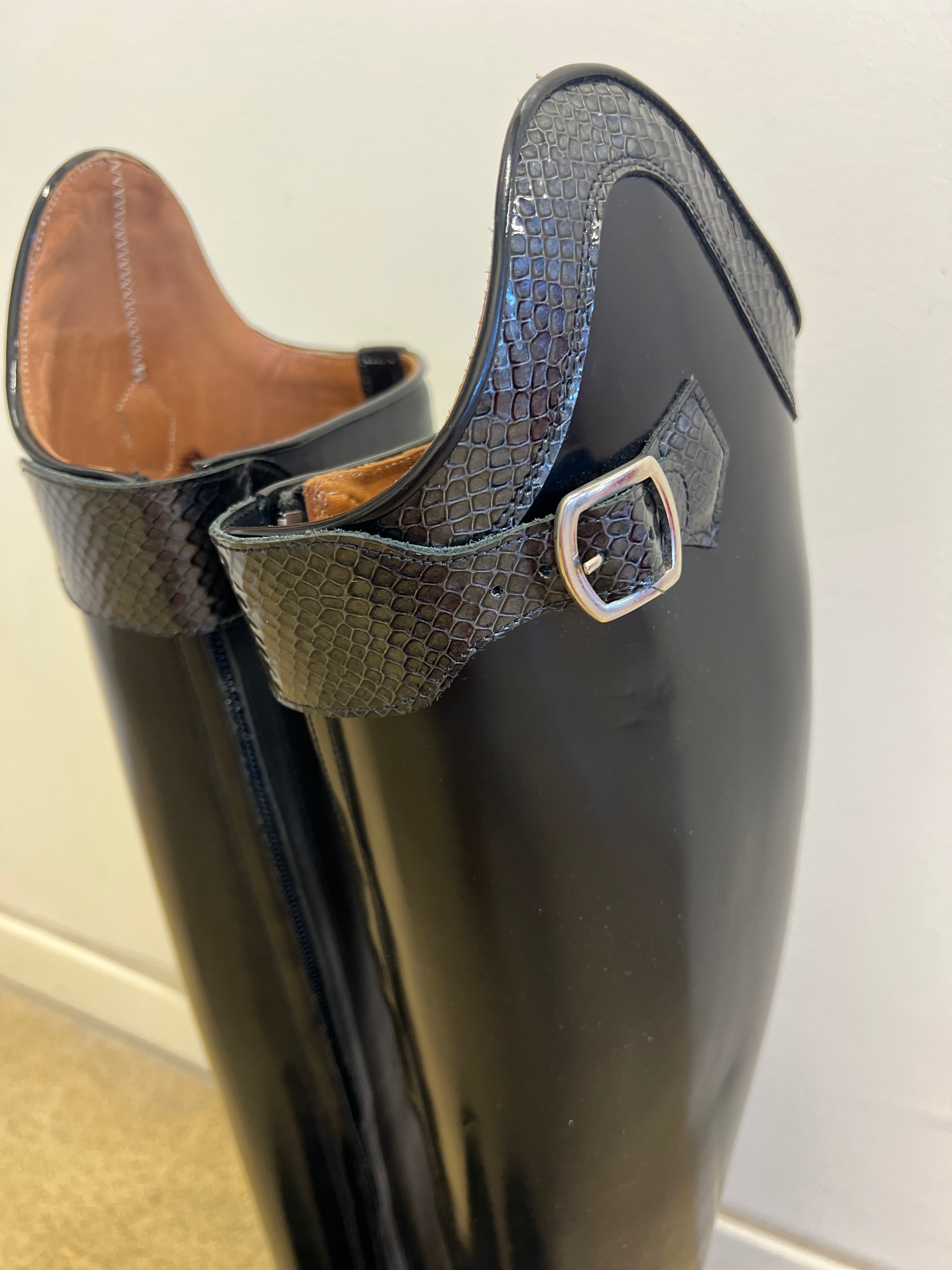 OLIVIA - Polished Black/Black Cobra - Size 39/39/48