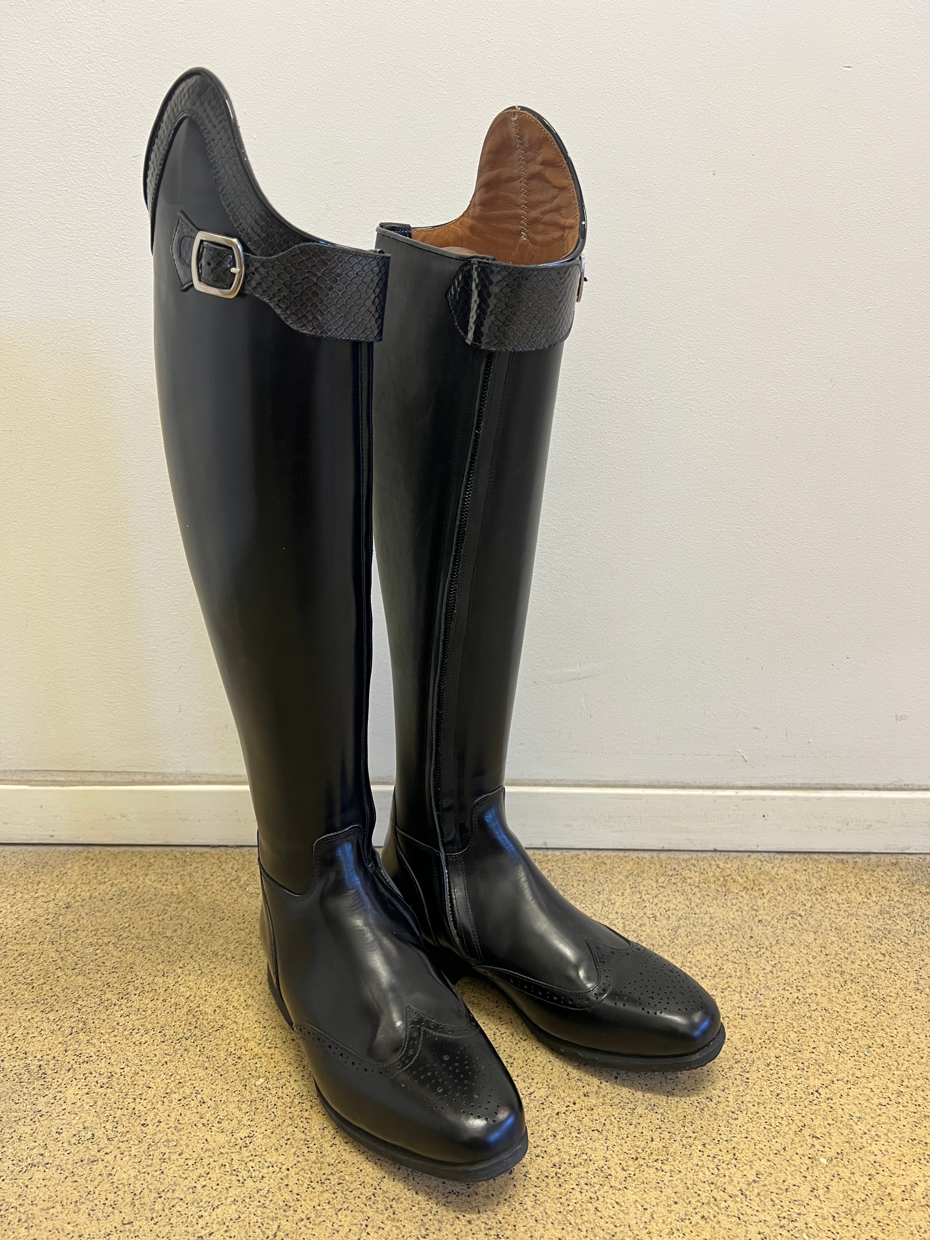 OLIVIA - Polished Black/Black Cobra - Size 39/39/48