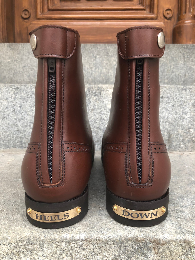HEELS DOWN - Graverade namnskyltar för boots