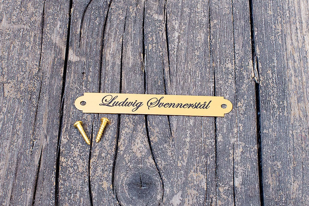 Graverad namnskylt sadel