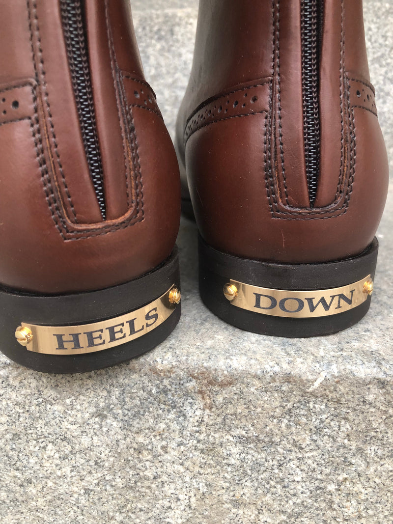 HEELS DOWN - Graverade namnskyltar för boots